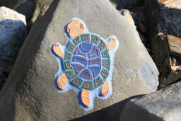 Mozaika - želva na kameni